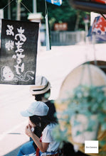 Load image into Gallery viewer, 📷Nikon Ai 135mm F2.8✨前ボケ&後ボケに最適🌷ポートレート向け❗️内蔵フード付き|完動品