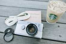 Load image into Gallery viewer, OLYMPUS PEN F ホワイト🤍【完動品】ハーフ一眼レフカメラ・ARTISAN&ARTISTホワイトストラップオプション有り