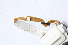 Load image into Gallery viewer, FUJIFILM X-A1【完動品】1000台限定色ホワイト❗️明るいパンケーキレンズ付き🥞