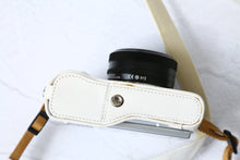 Load image into Gallery viewer, FUJIFILM X-A1【完動品】1000台限定色ホワイト❗️明るいパンケーキレンズ付き🥞