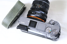 Load image into Gallery viewer, SONY α6000 グラファイトグレー ILCE-6000【完動品】【美品❗️】オールドレンズ・マウントアダプターおまけ付き多数❗️▪️デジタル一眼ミラーレスカメラ