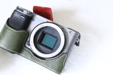 Load image into Gallery viewer, SONY α6000 グラファイトグレー ILCE-6000【完動品】【美品❗️】オールドレンズ・マウントアダプターおまけ付き多数❗️▪️デジタル一眼ミラーレスカメラ