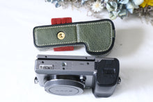 Load image into Gallery viewer, SONY α6000 グラファイトグレー ILCE-6000【完動品】【美品❗️】オールドレンズ・マウントアダプターおまけ付き多数❗️▪️デジタル一眼ミラーレスカメラ