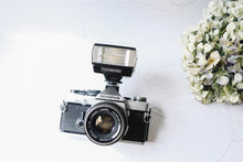 画像をギャラリービューアに読み込む, OLYMPUS OM-2N【完動品】明るいパンケーキレンズ&外付けフラッシュ付き❗️