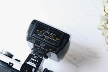 画像をギャラリービューアに読み込む, OLYMPUS OM-2N【完動品】明るいパンケーキレンズ&外付けフラッシュ付き❗️