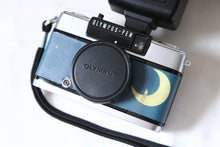 Load image into Gallery viewer, 🎄Christmas Limited|月に手が届きそうな夜 OLYMPUS PEN EE-3|ハーフサイズ × 外付けフラッシュ【完動品】