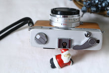 Load image into Gallery viewer, お客様フルオーダー🔧✨KONICA C35 カフェオレカラー☕️🍪|完動品・分解清掃済み|初心者さんに人気の名機フィルムカメラ