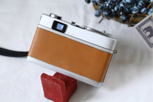 Load image into Gallery viewer, お客様フルオーダー🔧✨KONICA C35 カフェオレカラー☕️🍪|完動品・分解清掃済み|初心者さんに人気の名機フィルムカメラ