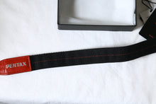 Load image into Gallery viewer, ARTISAN&ARTIST × PENTAX コラボ カメラストラップ|廃盤・レアモデル|箱・タグ付き美品✨