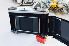 Load image into Gallery viewer, PENTACON six TL【完動品】ウエストレベルファインダー搭載・中判のクラシック名機📷