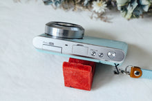 Load image into Gallery viewer, Samsung NX mini ミントブルー|広角単焦点・Wi-Fi搭載・自撮りOKの軽量ミラーレス【美品・即撮影OK】