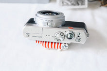 Load image into Gallery viewer, Leica D-LUX3【完動品/希少✨】美品|革張りカスタム仕様|CCDセンサー搭載オールドコンデジ