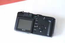 Load image into Gallery viewer, RICOH Caplio GX|希少ブラックボディ🐦⬛ フィルムっぽい写りのオールドコンデジ📸 SDカード&単三電池対応🔋【完動品】