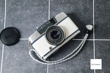 Load image into Gallery viewer, OLYMPUS PEN EE-2 ホワイトxブルーグレー🤍🩶【完動品】ハーフカメラ