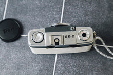 Load image into Gallery viewer, OLYMPUS PEN EE-2 ホワイトxブルーグレー🤍🩶【完動品】ハーフカメラ