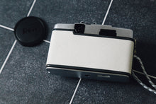 Load image into Gallery viewer, OLYMPUS PEN EE-2 ホワイトxブルーグレー🤍🩶【完動品】ハーフカメラ