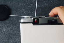 Load image into Gallery viewer, OLYMPUS PEN EE-2 ホワイトxブルーグレー🤍🩶【完動品】ハーフカメラ