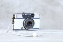 Load image into Gallery viewer, OLYMPUS PEN EE-2 ホワイトxブルーグレー🤍🩶【完動品】ハーフカメラ