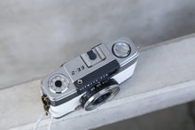 Load image into Gallery viewer, OLYMPUS PEN EE-2 ホワイトxブルーグレー🤍🩶【完動品】ハーフカメラ