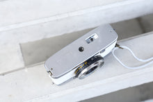 Load image into Gallery viewer, OLYMPUS PEN EE-2 ホワイトxブルーグレー🤍🩶【完動品】ハーフカメラ