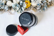 Load image into Gallery viewer, 📷Nikon Ai 135mm F2.8✨前ボケ&後ボケに最適🌷ポートレート向け❗️内蔵フード付き|完動品