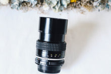 Load image into Gallery viewer, 📷Nikon Ai 135mm F2.8✨前ボケ&後ボケに最適🌷ポートレート向け❗️内蔵フード付き|完動品
