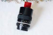 Load image into Gallery viewer, 📷Nikon Ai 135mm F2.8✨前ボケ&後ボケに最適🌷ポートレート向け❗️内蔵フード付き|完動品