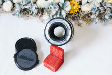 Load image into Gallery viewer, 📷Nikon Ai 135mm F2.8✨前ボケ&後ボケに最適🌷ポートレート向け❗️内蔵フード付き|完動品