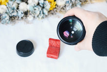 Load image into Gallery viewer, 📷Nikon Ai 135mm F2.8✨前ボケ&後ボケに最適🌷ポートレート向け❗️内蔵フード付き|完動品