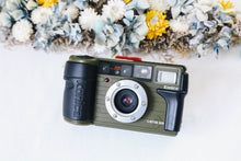Load image into Gallery viewer, Konica 現場監督  🎖️幻のカーキカラー📸 菅田将暉さん&小松菜奈さん愛用フィルムカメラ【完動品】