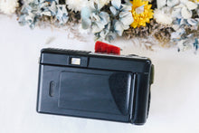 Load image into Gallery viewer, Konica 現場監督  🎖️幻のカーキカラー📸 菅田将暉さん&小松菜奈さん愛用フィルムカメラ【完動品】
