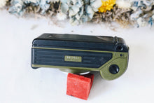 Load image into Gallery viewer, Konica 現場監督  🎖️幻のカーキカラー📸 菅田将暉さん&小松菜奈さん愛用フィルムカメラ【完動品】