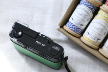 Load image into Gallery viewer, OLYMPUS PEN EF エメラルドグリーン🦆🟢【完動品】フラッシュ付きハーフカメラ