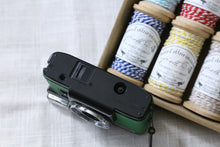 Load image into Gallery viewer, OLYMPUS PEN EF エメラルドグリーン🦆🟢【完動品】フラッシュ付きハーフカメラ