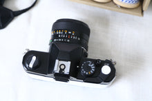 Load image into Gallery viewer, YASHICA FX-3 SUPER 2000 ホワイト🤍【完動品】【希少❗️】貴重な明るい広角レンズ付き❗️