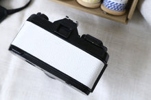 Load image into Gallery viewer, YASHICA FX-3 SUPER 2000 ホワイト🤍【完動品】【希少❗️】貴重な明るい広角レンズ付き❗️