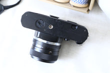 Load image into Gallery viewer, YASHICA FX-3 SUPER 2000 ホワイト🤍【完動品】【希少❗️】貴重な明るい広角レンズ付き❗️