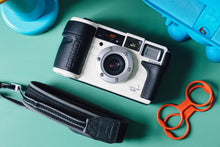 Load image into Gallery viewer, Konica 現場監督 幻のホワイト🤍【完動品/かなり希少✨】全自動フィルムカメラ