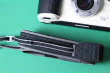 Load image into Gallery viewer, Konica 現場監督 幻のホワイト🤍【完動品/かなり希少✨】全自動フィルムカメラ