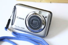 Load image into Gallery viewer, Canon PowerShot A495 シルバー【完動品/美品✨】▪️CCDオールドコンデジ▪️単三電池対応🔋