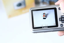 Load image into Gallery viewer, Canon PowerShot A495 シルバー【完動品/美品✨】▪️CCDオールドコンデジ▪️単三電池対応🔋