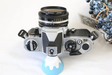 Load image into Gallery viewer, Nikon FM シルバーボディ & Ai-S 50mm F1.8【完動品/希少✨】初心者おすすめ□機械式一眼レフフィルムカメラ