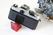 Load image into Gallery viewer, Nikon FM シルバーボディ & Ai-S 50mm F1.8【完動品/希少✨】初心者おすすめ□機械式一眼レフフィルムカメラ