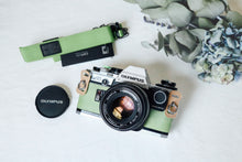 Load image into Gallery viewer, OLYMPUS OM-10 ライム🍋🟩&スカイ🐳【完動品】初心者の方に安心オートあり・明るいパンケーキレンズ付
