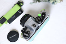 Load image into Gallery viewer, OLYMPUS OM-10 ライム🍋🟩&スカイ🐳【完動品】初心者の方に安心オートあり・明るいパンケーキレンズ付