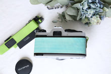 Load image into Gallery viewer, OLYMPUS OM-10 ライム🍋🟩&スカイ🐳【完動品】初心者の方に安心オートあり・明るいパンケーキレンズ付