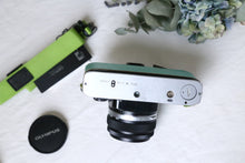 Load image into Gallery viewer, OLYMPUS OM-10 ライム🍋🟩&スカイ🐳【完動品】初心者の方に安心オートあり・明るいパンケーキレンズ付