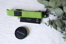 Load image into Gallery viewer, OLYMPUS OM-10 ライム🍋🟩&スカイ🐳【完動品】初心者の方に安心オートあり・明るいパンケーキレンズ付