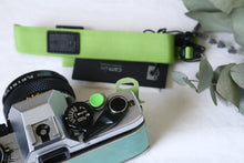 Load image into Gallery viewer, OLYMPUS OM-10 ライム🍋🟩&スカイ🐳【完動品】初心者の方に安心オートあり・明るいパンケーキレンズ付