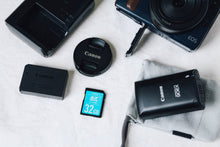 Load image into Gallery viewer, Canon EOS M ネイビーxブラウン【完動品】状態◎▪️デジタルミラーレス一眼レフ▪️オールドコンデジ